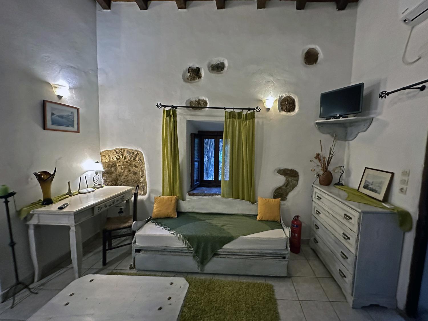 Porfyrousa Traditional Hotel Milopotamos  Exterior photo